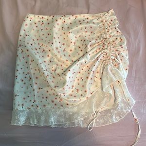 Flower shein skirt with adjustable side, never worn, lace trimming, size M or 6